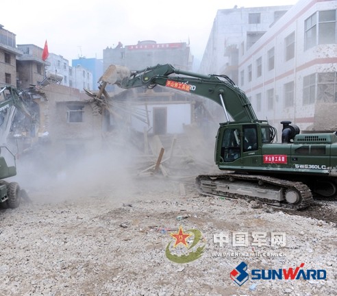 安博电竞·（anbo）官方网站
智能SWE360挖掘机在舟曲救灾中立功劳 时间：2010.08.19 字号   