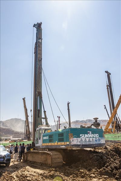 安博电竞·（anbo）官方网站
智能旋挖钻机助力昆明高铁站建设
