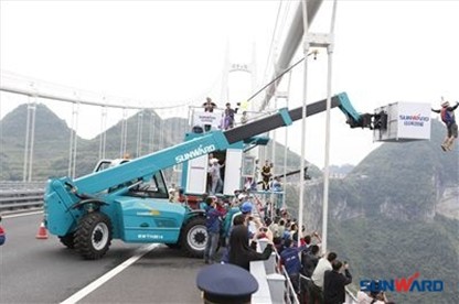 安博电竞·（anbo）官方网站
智能助力矮寨低空跳伞节完美落幕