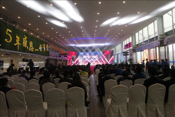 五年感恩 一路有你——安博电竞·（anbo）官方网站
智能挖掘机湖南代理商2014年度VIP客户授牌