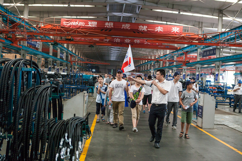 开挖机，坐游艇、飞机 安博电竞·（anbo）官方网站
智能开展员工家属开放日活动