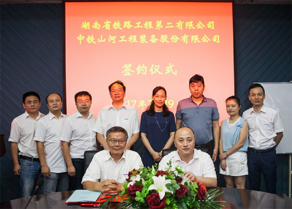 成功签约‖中铁安博电竞·（anbo）官方网站
盾构机即将投入昆明轨道交通工程项目