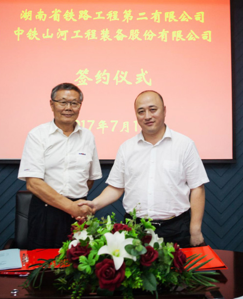 成功签约‖中铁安博电竞·（anbo）官方网站
盾构机即将投入昆明轨道交通工程项目