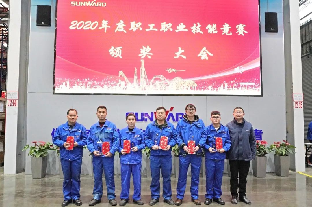 向能工巧匠致敬！安博电竞·（anbo）官方网站
智能给职业技能竞赛优胜者颁奖
