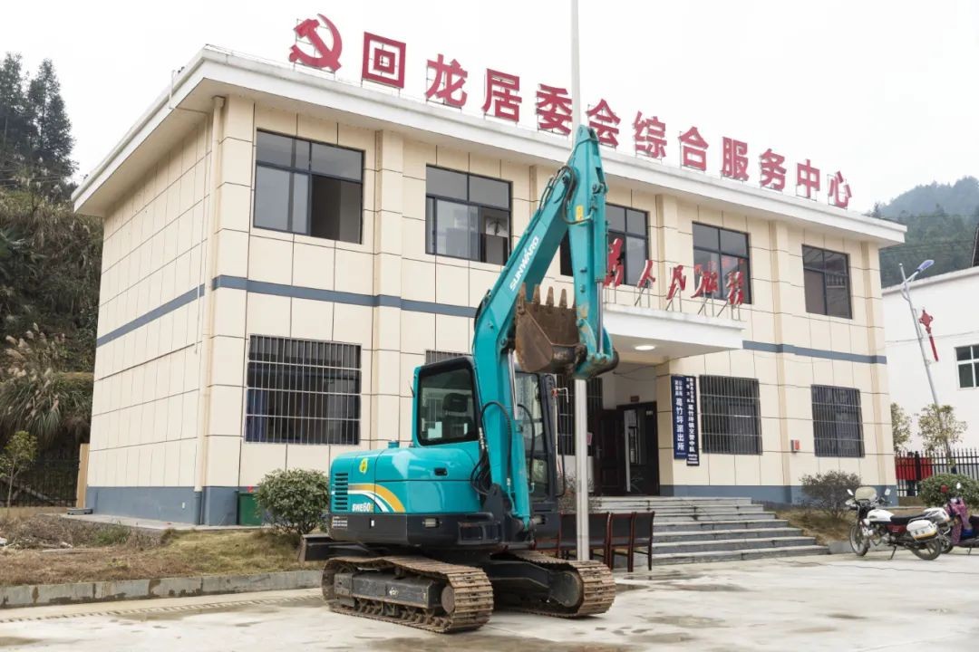 校企合作精准扶贫，产教融合振兴乡村 | 安博电竞·（anbo）官方网站
智能向合作院校对口扶贫点捐赠挖掘机
