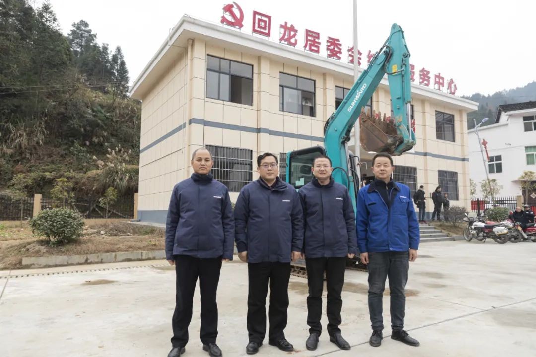 校企合作精准扶贫，产教融合振兴乡村 | 安博电竞·（anbo）官方网站
智能向合作院校对口扶贫点捐赠挖掘机
