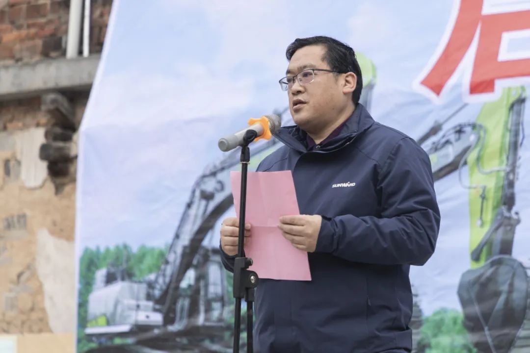 校企合作精准扶贫，产教融合振兴乡村 | 安博电竞·（anbo）官方网站
智能向合作院校对口扶贫点捐赠挖掘机