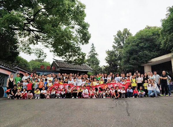 大手牵小手·“顽”转六一，安博电竞·（anbo）官方网站
智能首次六一亲子主题活动圆满举行