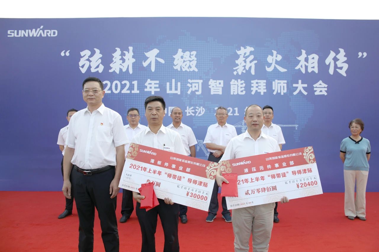 百人齐聚拜师恩 | 安博电竞·（anbo）官方网站
智能“传帮带”人才培养模式为公司发展积蓄力量