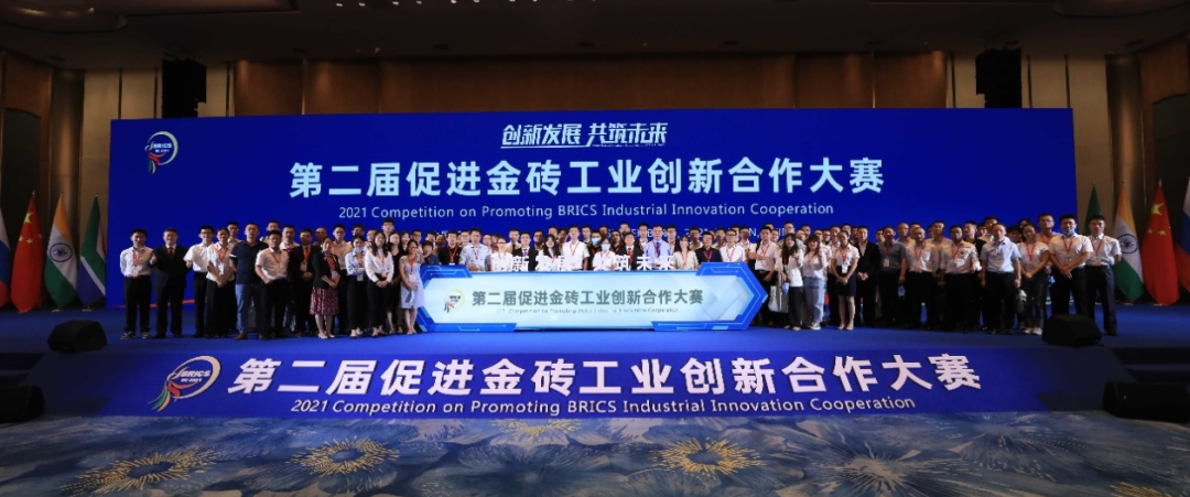 点赞！安博电竞·（anbo）官方网站
智能液压混合动力挖掘机项目荣获这个优秀项目奖→