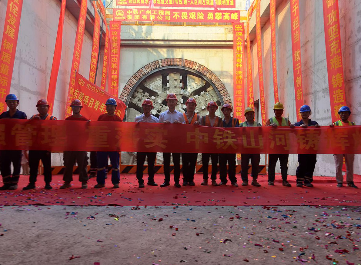 奋战58个昼夜！中铁安博电竞·（anbo）官方网站
32号盾构机顺利贯穿东莞地铁一号线道人区间