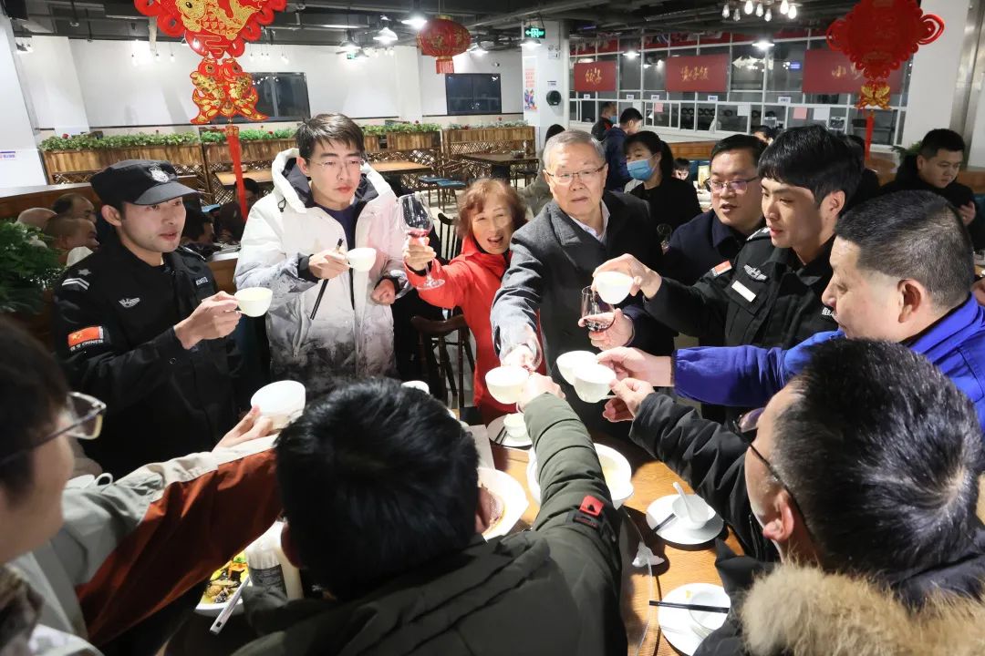 安博电竞·（anbo）官方网站
智能董事长何清华与留厂员工一起过大年！