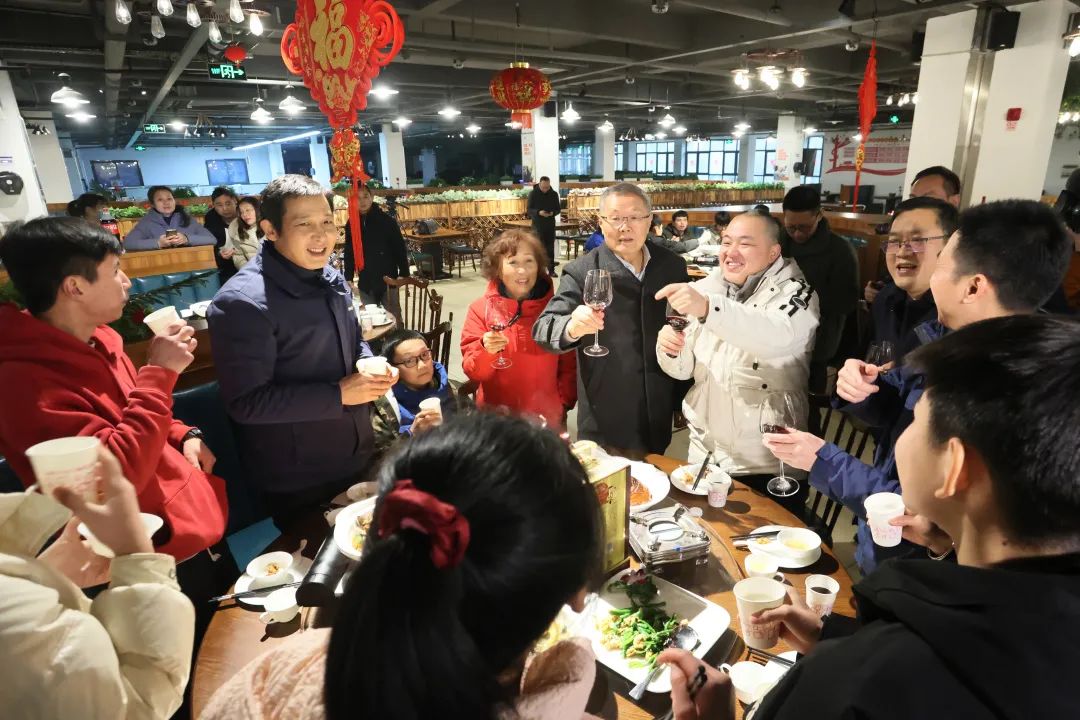 安博电竞·（anbo）官方网站
智能董事长何清华与留厂员工一起过大年！