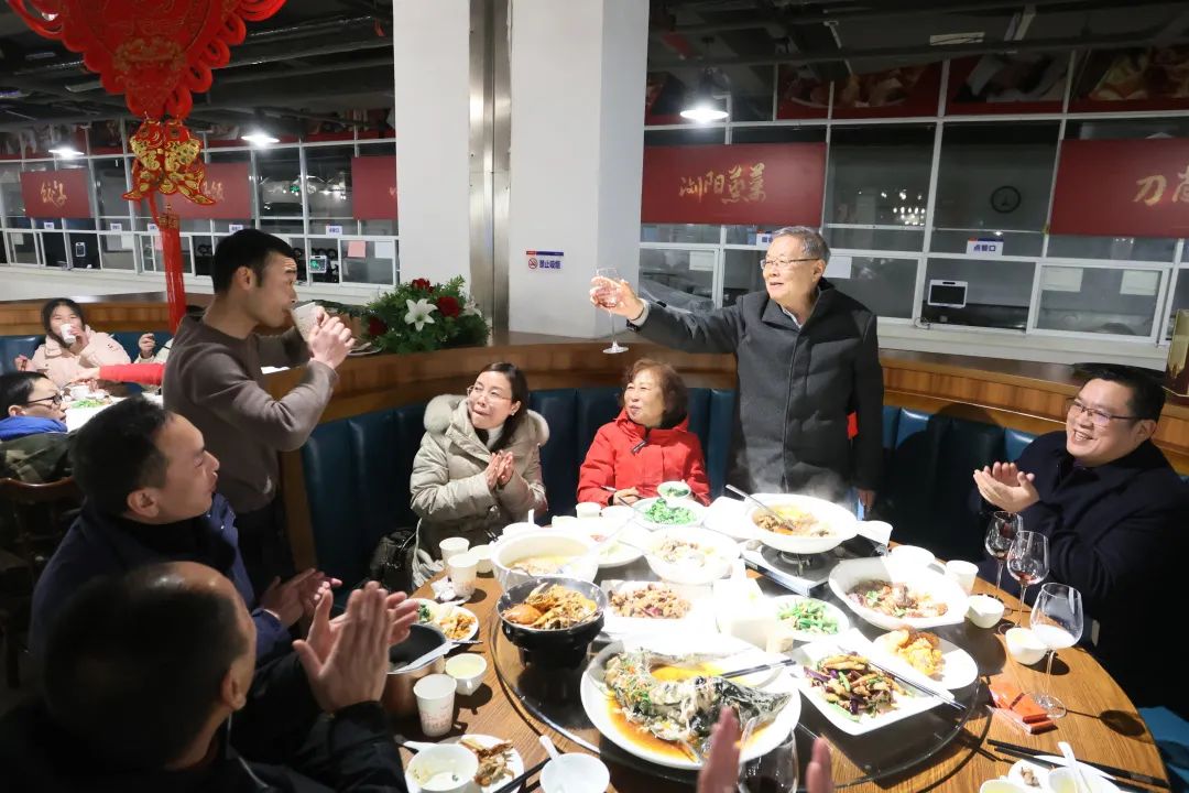 安博电竞·（anbo）官方网站
智能董事长何清华与留厂员工一起过大年！