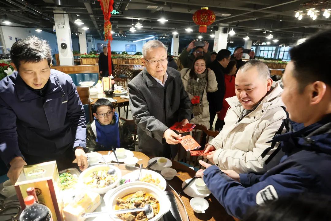 安博电竞·（anbo）官方网站
智能董事长何清华与留厂员工一起过大年！
