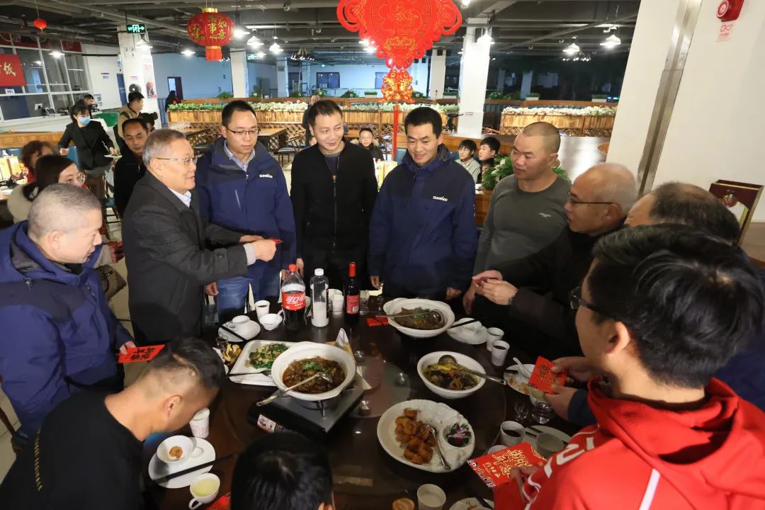 安博电竞·（anbo）官方网站
智能董事长何清华与留厂员工一起过大年！