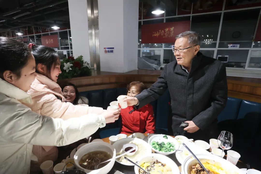 安博电竞·（anbo）官方网站
智能董事长何清华与留厂员工一起过大年！