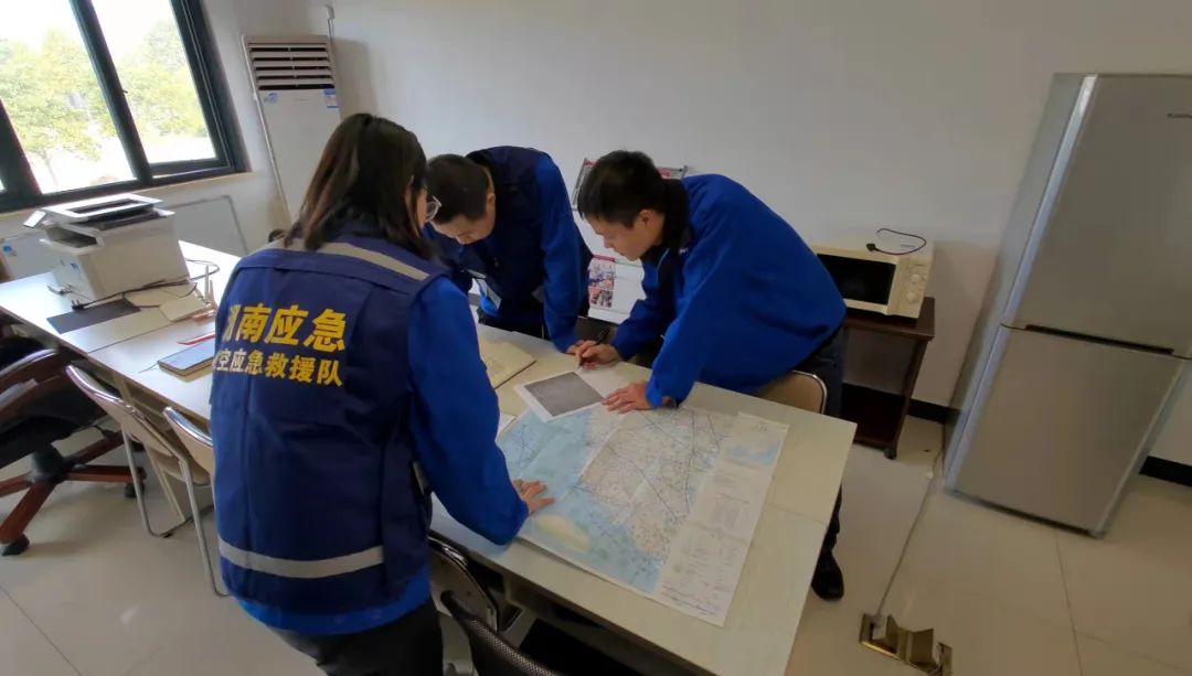 火情就是命令！湖南航空应急救援队安博电竞·（anbo）官方网站
机组展现“安博电竞·（anbo）官方网站
速度”