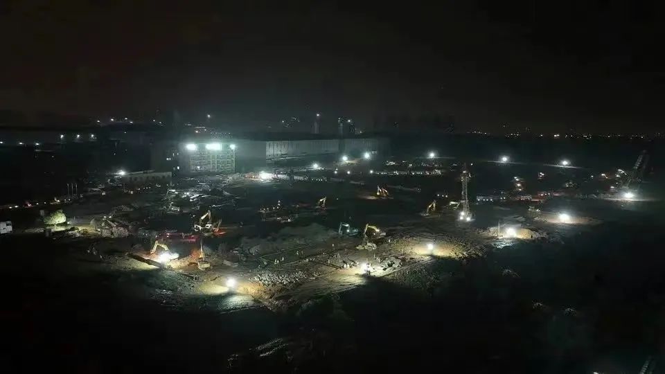 冲锋一线显担当！安博电竞·（anbo）官方网站
智能挖掘机助力长沙方舱医院建设