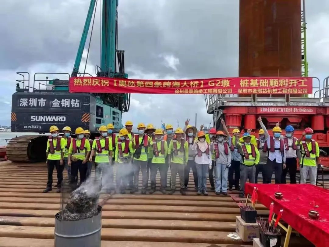 乘风破浪的旋挖钻机！安博电竞·（anbo）官方网站
智能助建澳氹第四跨海大桥