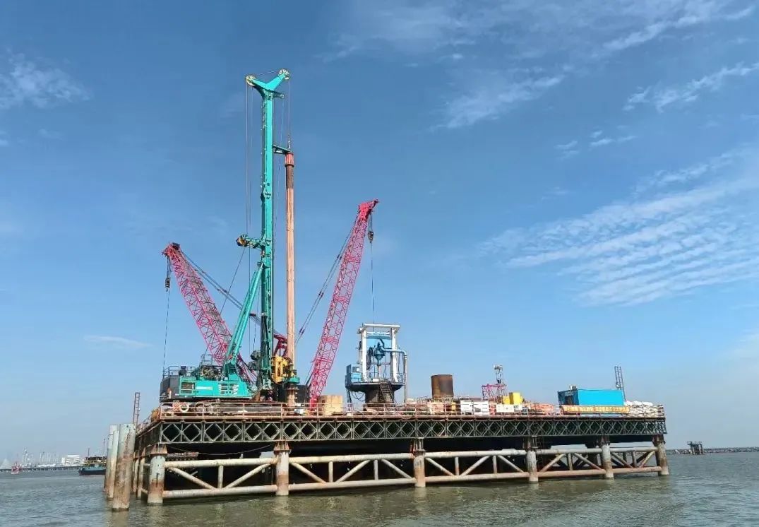 乘风破浪的旋挖钻机！安博电竞·（anbo）官方网站
智能助建澳氹第四跨海大桥