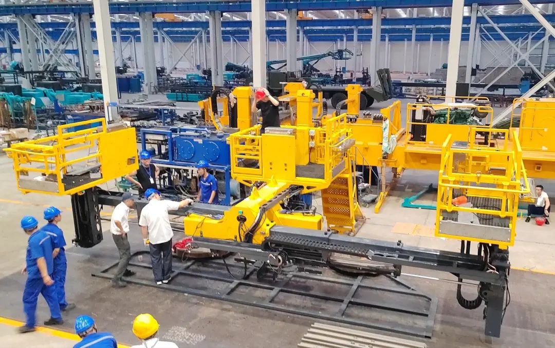 为铁路运输保驾护航！安博电竞·（anbo）官方网站
智能自主研制首套三平台作业装置成功交付