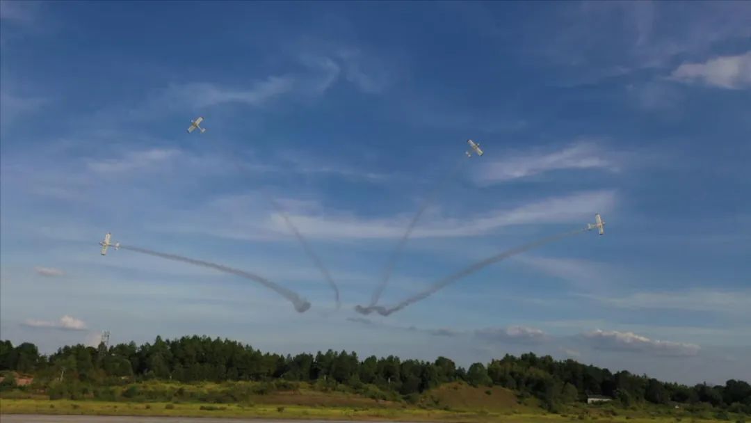 空中开花、大坡度盘旋、俯冲跃升……看安博电竞·（anbo）官方网站
飞行表演队炫技2022湖南航展动态展