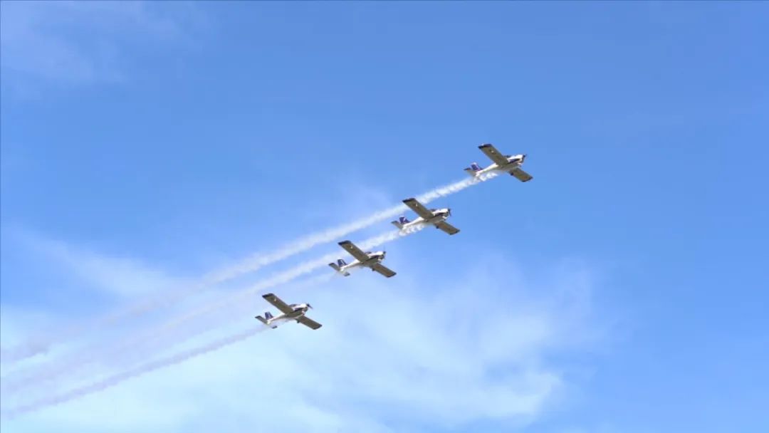 空中开花、大坡度盘旋、俯冲跃升……看安博电竞·（anbo）官方网站
飞行表演队炫技2022湖南航展动态展