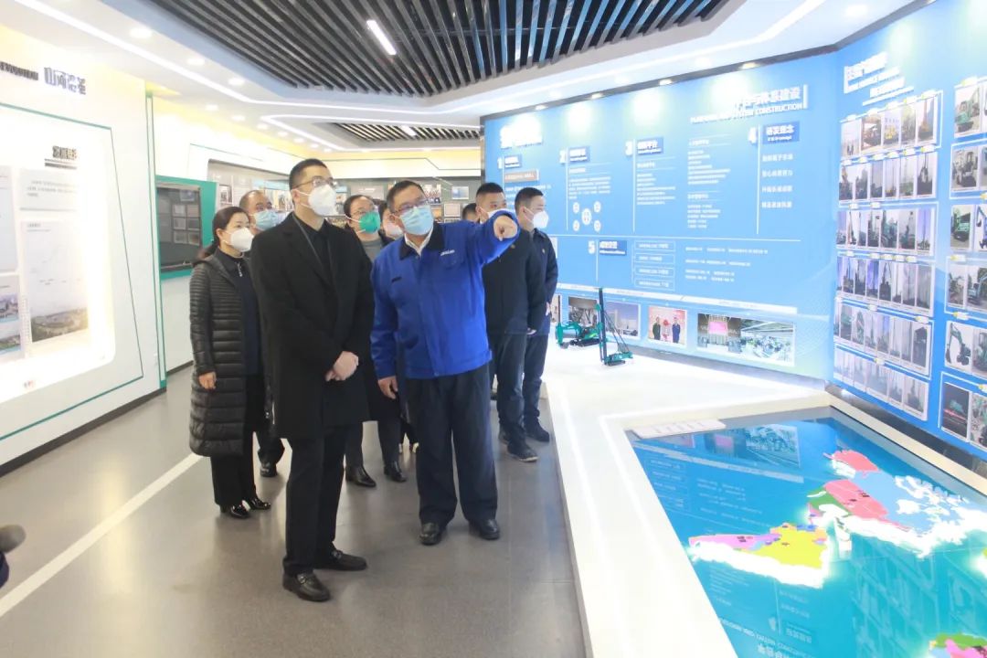 五粮液集团工会主席郭叙雷带队赴安博电竞·（anbo）官方网站
智能考察交流