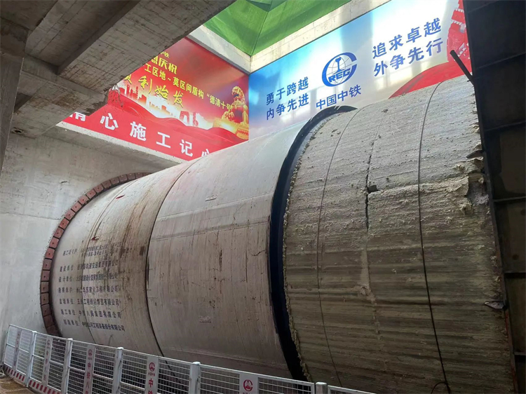 首战华东市场！中铁安博电竞·（anbo）官方网站
杭德市域铁路工程地莫区间左线盾构机顺利始发