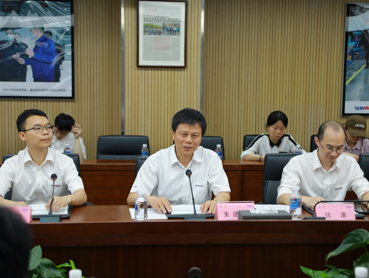 湘潭市工信局带队莅临安博电竞·（anbo）官方网站
智能开展智能制造现场观摩交流活动