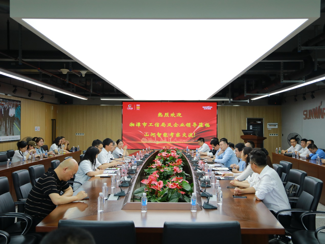 湘潭市工信局带队莅临安博电竞·（anbo）官方网站
智能开展智能制造现场观摩交流活动
