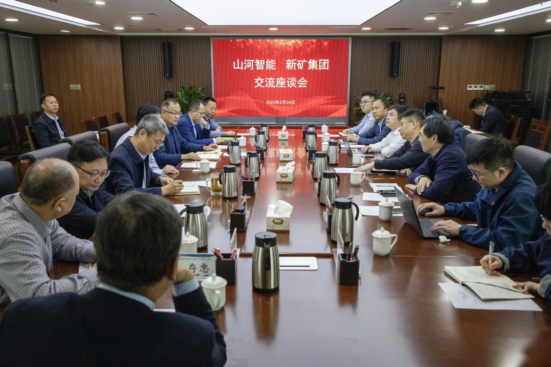 共筑智慧矿山，安博电竞·（anbo）官方网站
智能董事长付向东率队赴新疆拜访新矿集团、八钢矿业