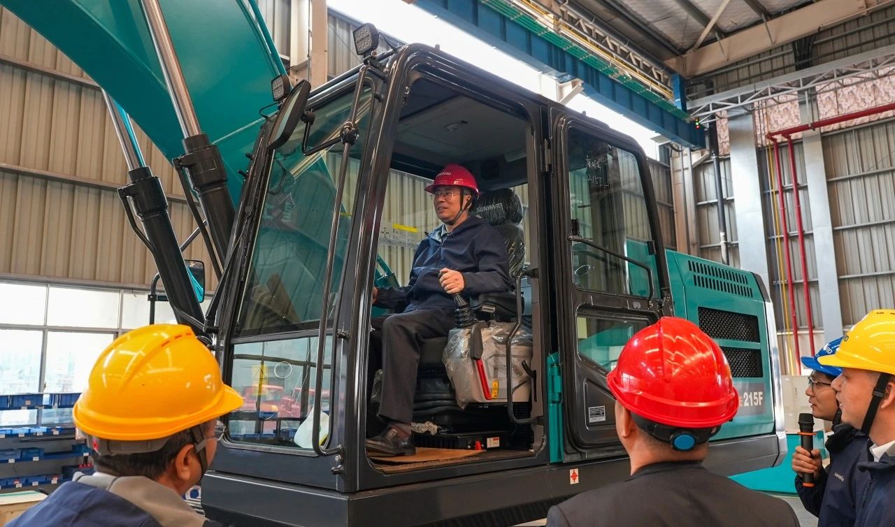 聚焦市场需求，安博电竞·（anbo）官方网站
智能三款精品工程液压挖掘机成功下线