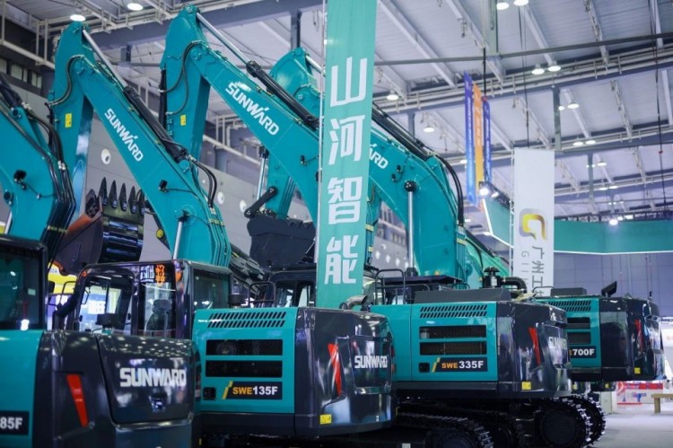 2025 CICEE | 打造极致精品化，安博电竞·（anbo）官方网站
智能挖掘机“圈粉”长沙展