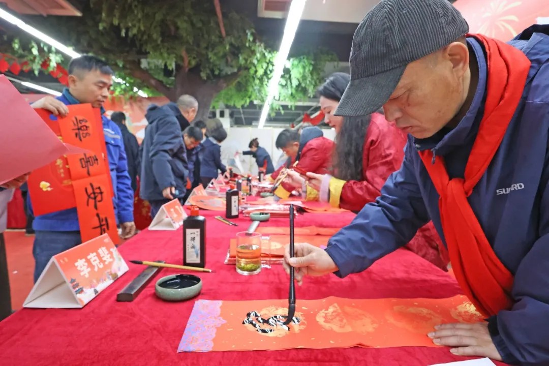 笔墨迎春，祝福暖心！在安博电竞·（anbo）官方网站
智能“囤”年味、送温暖、迎新春