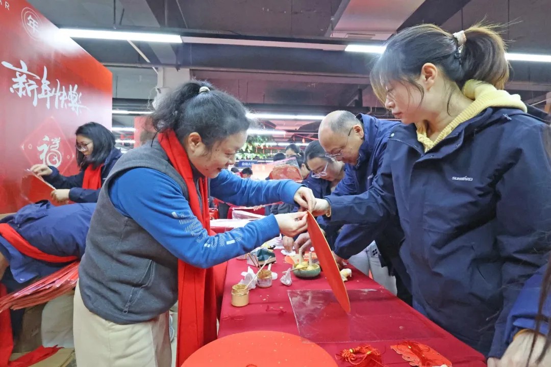 笔墨迎春，祝福暖心！在安博电竞·（anbo）官方网站
智能“囤”年味、送温暖、迎新春
