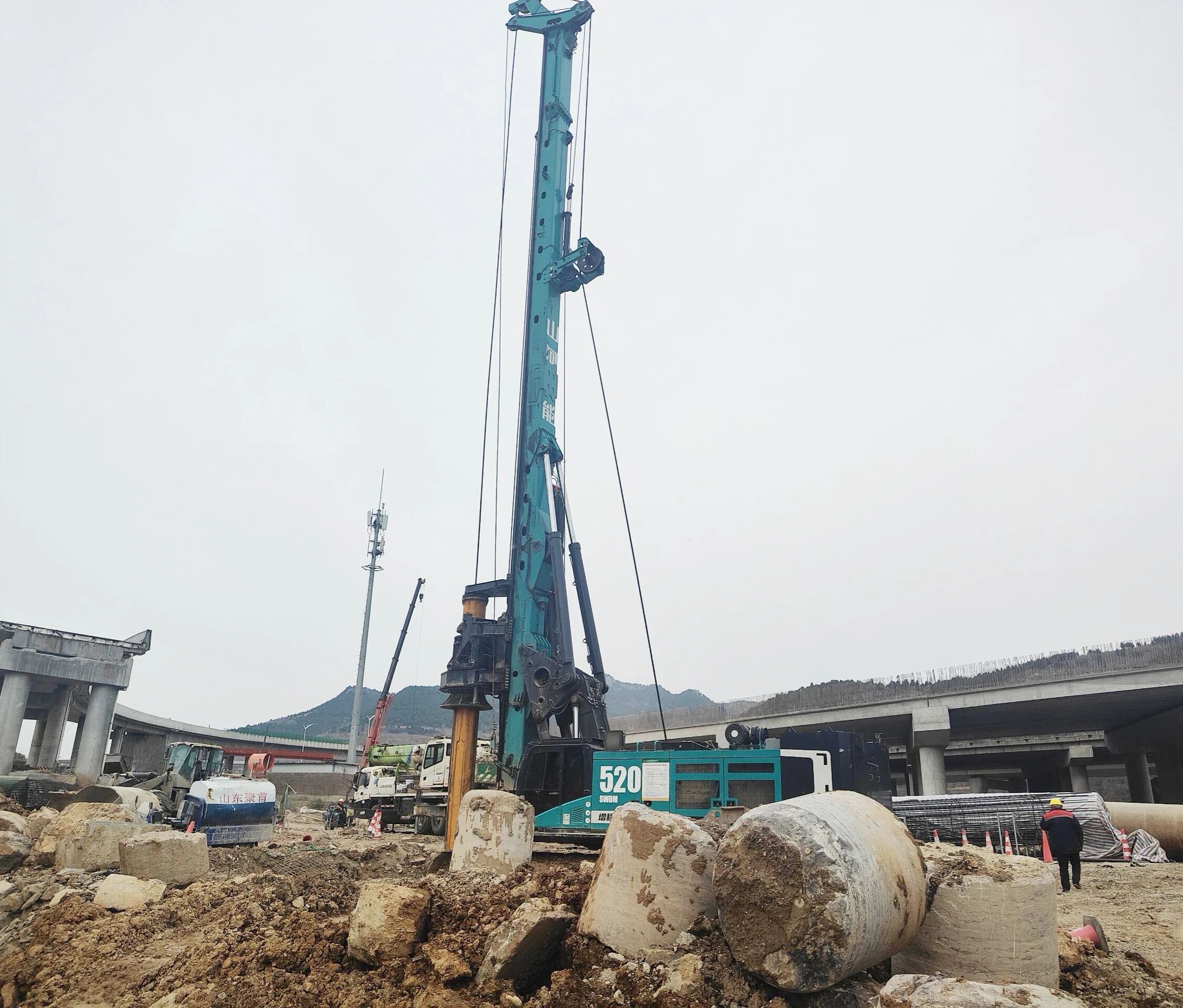 “亮剑”济南绕城改扩建项目，安博电竞·（anbo）官方网站
智能增程式电动旋挖钻机高效入岩受好评